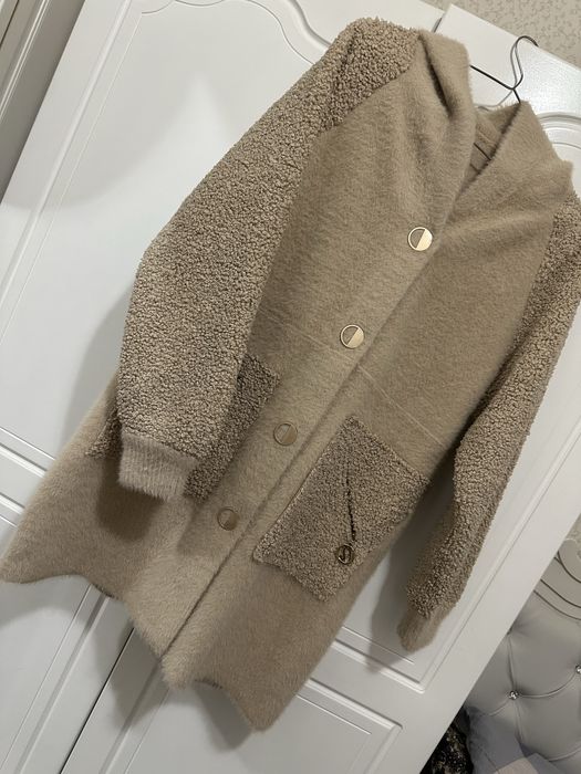 Бежевое пальто из искусственного меха и накладными карманами