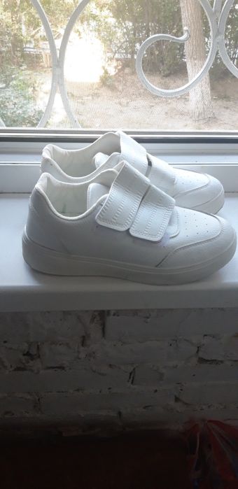 Белые кроссовочки