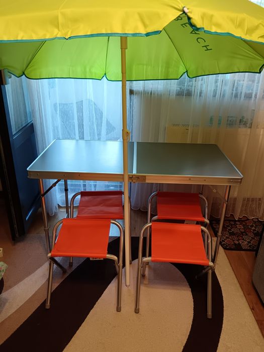 Vând masa ,scaune aluminiu și umbrela pentru camping.
