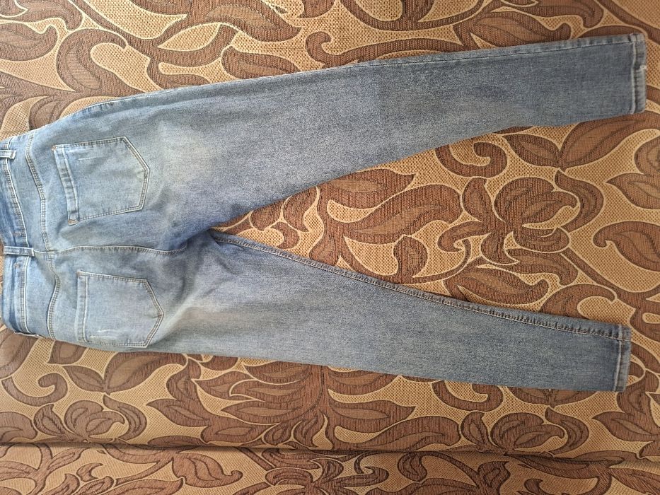 Vând blugi skinny