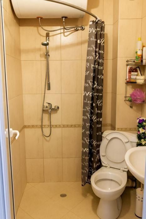 Тристаен апартамент в района на Колхозен пазар!