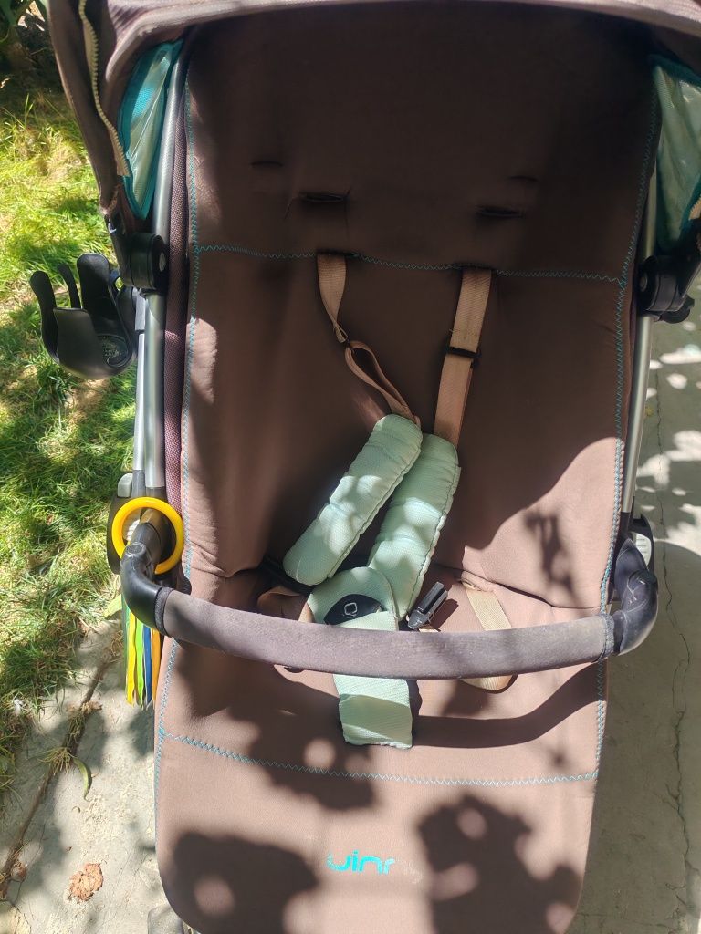 Продавам запазена детска количка Quinny с много екстри