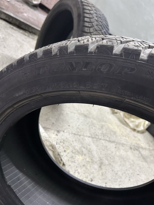 Зимняя резина R18 235/45 на одном болоне по корту 2трещены не сквозные