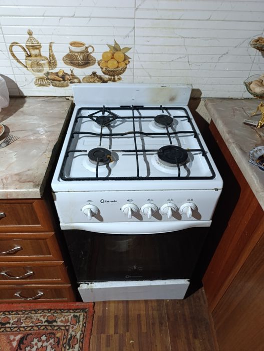 Продаётся газовая плита с вытяжкой