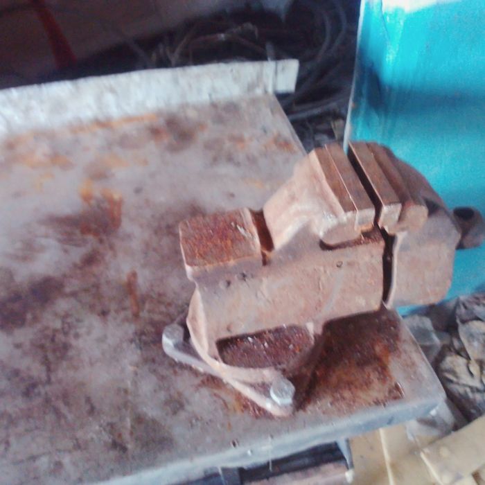 Продам стол/верстак с тисками для гаражного использования и,т,д