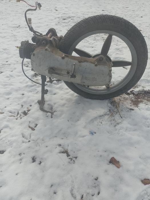 Vând sau dezmembrez scuter Aprilia scarabeo 49cc 2t