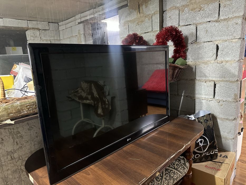 Телевизор с кранштейном