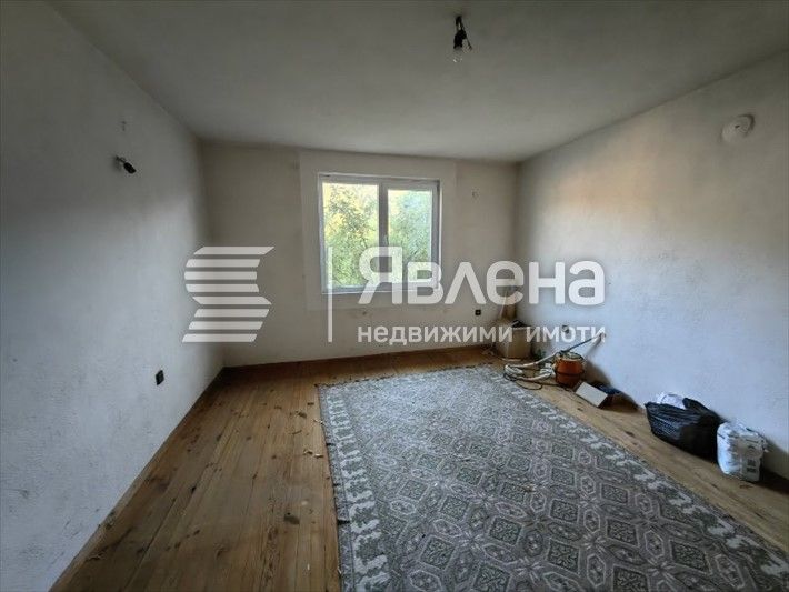 Двуетажна масивна къща в центъра на с. Крупник