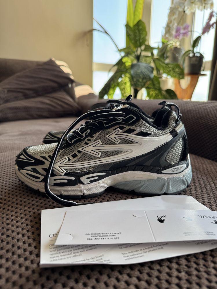 Продавам дамски маратонки Off White “Be Right Back”