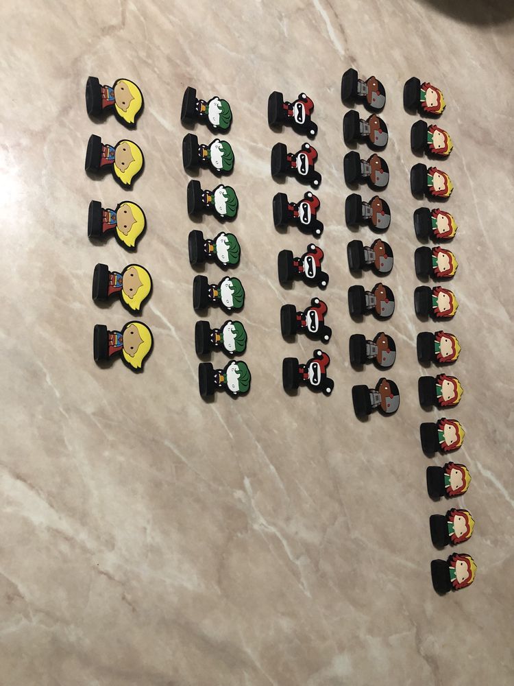 Vand figurine SUPER EROI am atasat poze 1 leu bucata