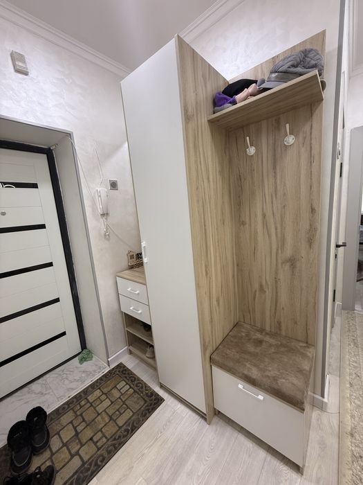 Недорогой прихожий шкаф