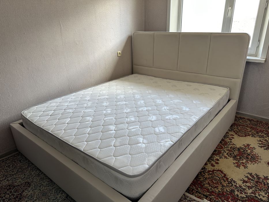 Спальная кровать б/у