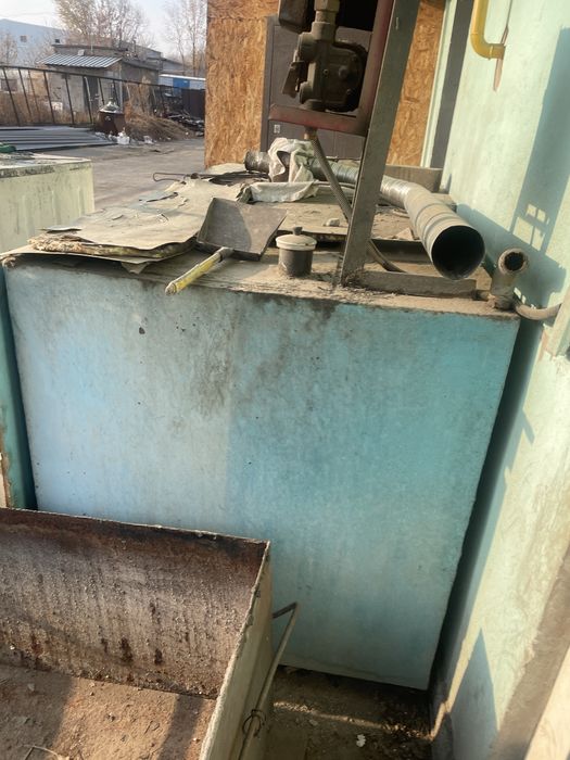 Емкость под топливо с насосом примерно 2700 литров