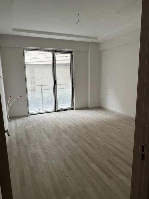 сзади Piramit Tower ZGG комплекс 1-этаж 85м2 под ключ можно под офис