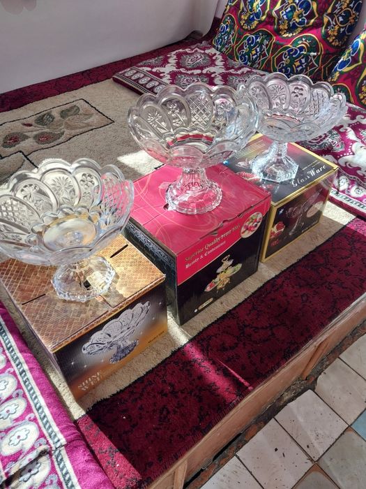Вазы и бокал новые. Хрустальная  большая.