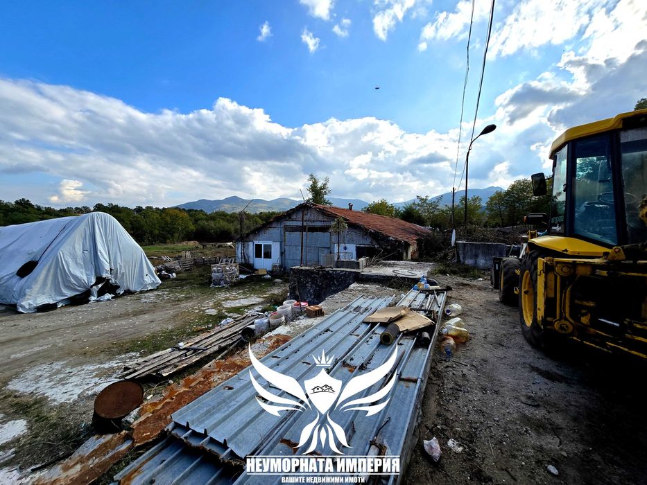 Продавам обор, краварник, склад 1303кв.м. и земя 24727кв. с.Долнослав