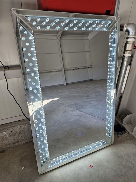 Луксозно LED огледало с кристали
Размер: 80x120 см;
Основен