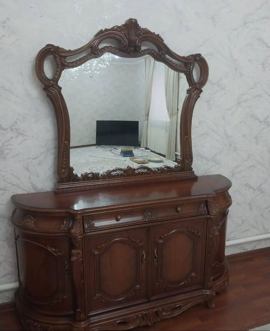 Продается комод , сервант и стол со стульями 7 шт