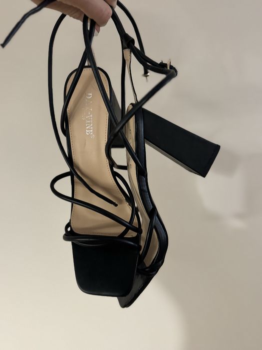 Обувки на висок ток