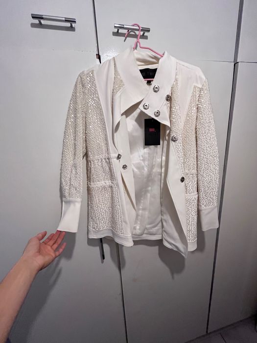 Ефектно бяло сако