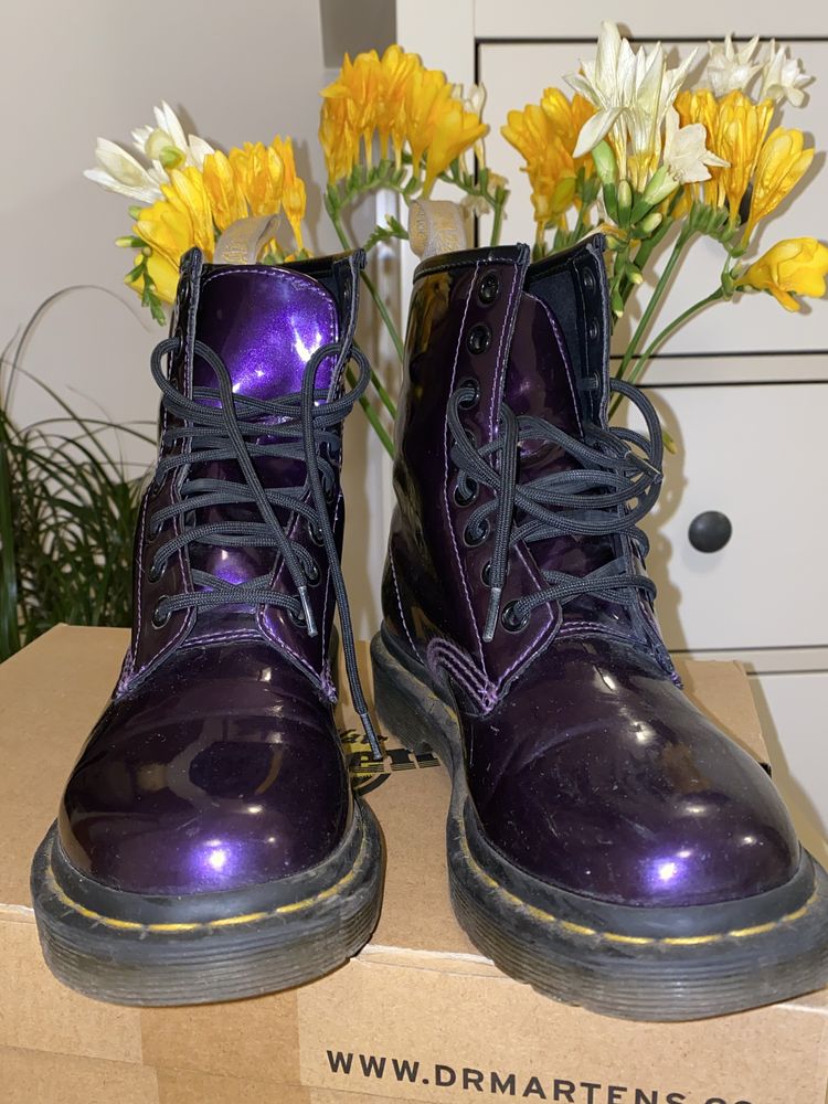 bocanci Dr Martens mov iridescent