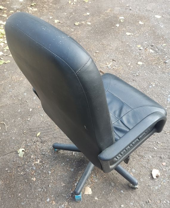 Офисное кресло (практически новое) кожа