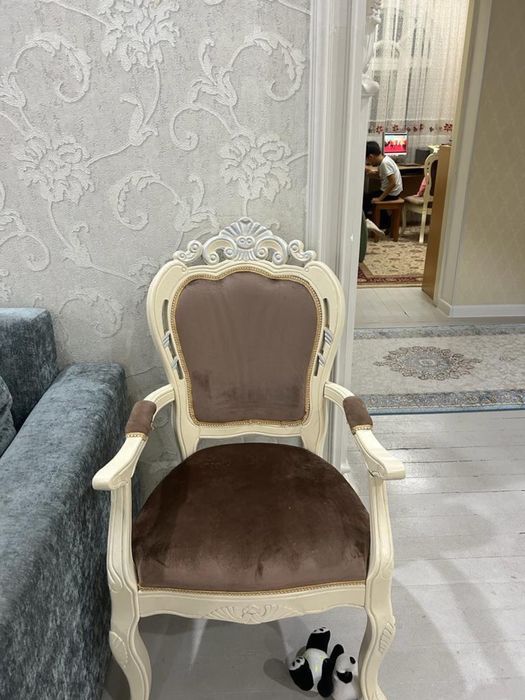 Стол стулья камод