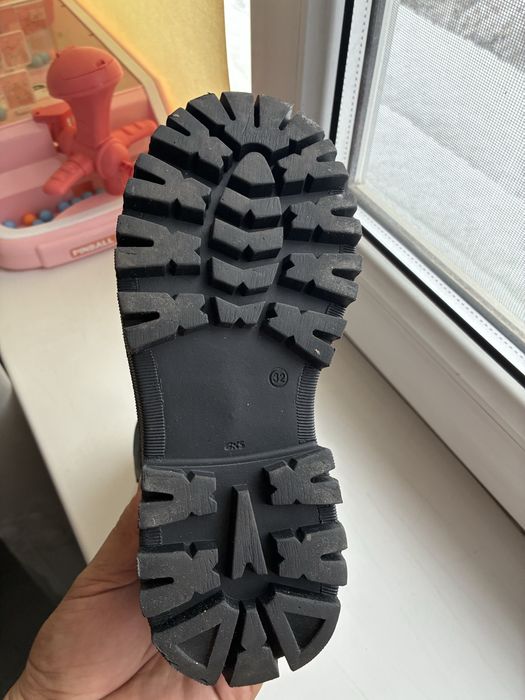 Продам зимнюю почти новую зимнюю обувь