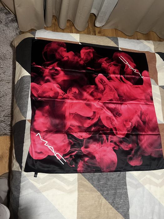 Правоъгълен шал на Mac Cosmetics