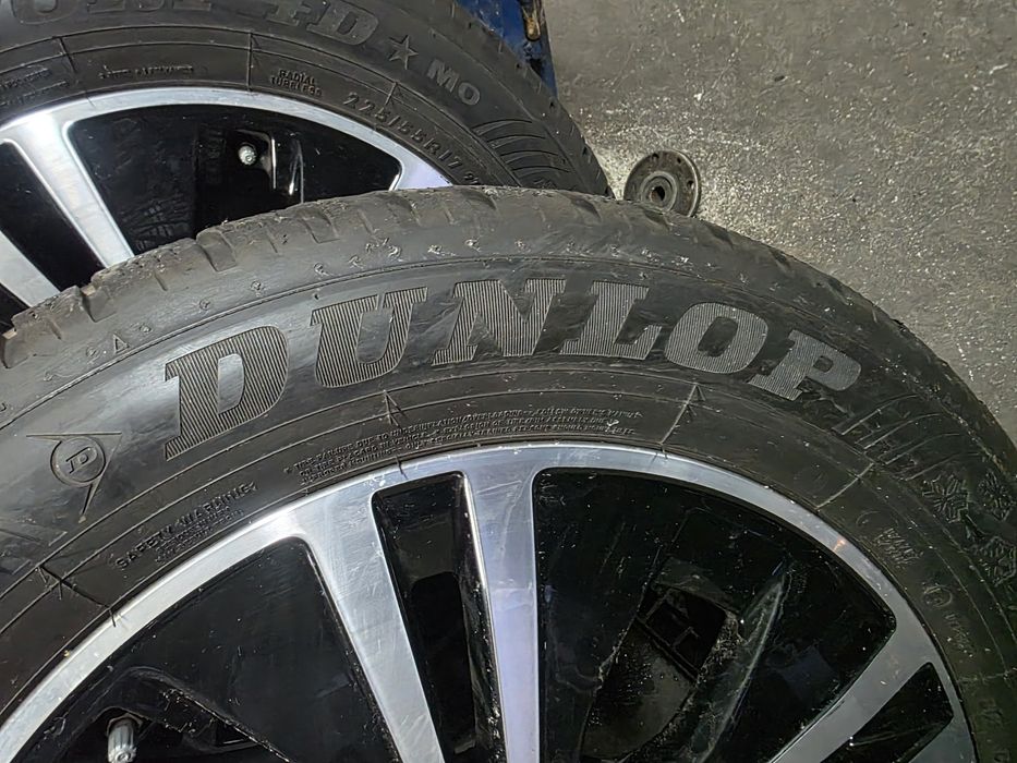 De vânzare un set de jante complete cu anvelope de iarnă plus senzor