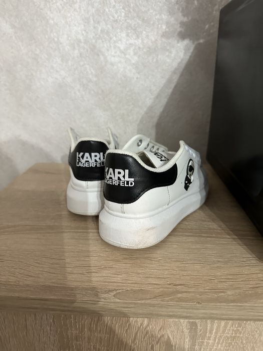 Vand doua perechi papuci karl.