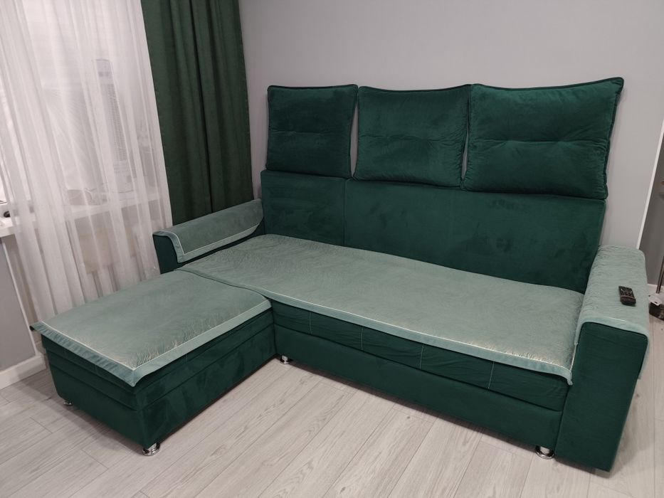 Угловой диван, темно зелёного цвета
