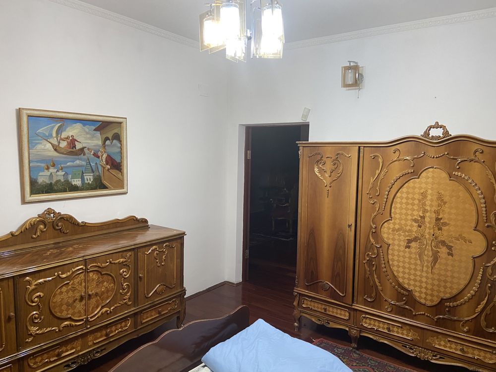 Шикарный Спальный гарнитур - шкаф и комод, Румыния, дерево, резьба