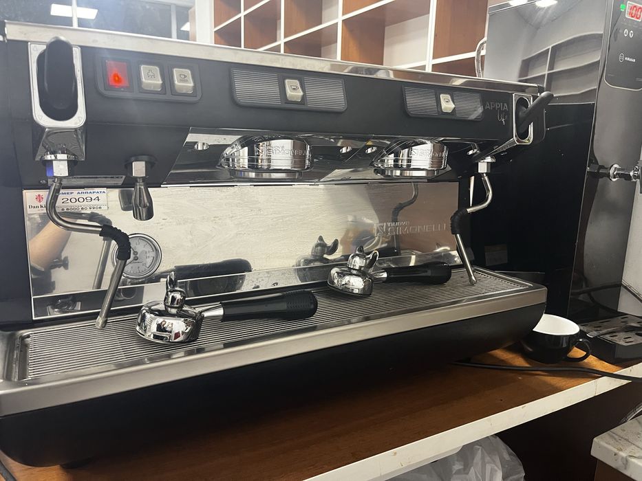 Продам Кофемашина Nuova Simonelli Appia почти новый, в подарок фильтр