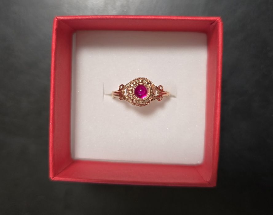 Руски златен пръстен с рубин