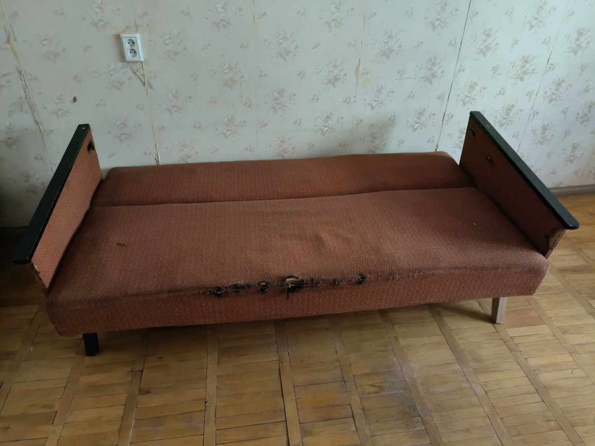Продается тумбочка, стол раздвижной, трюмо, диван раскладной, кресла,