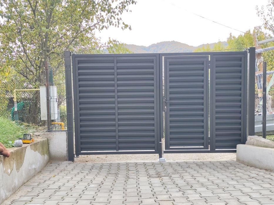 Porți moderne tip jaluzea – design exclusivist, finisaj negru mat!