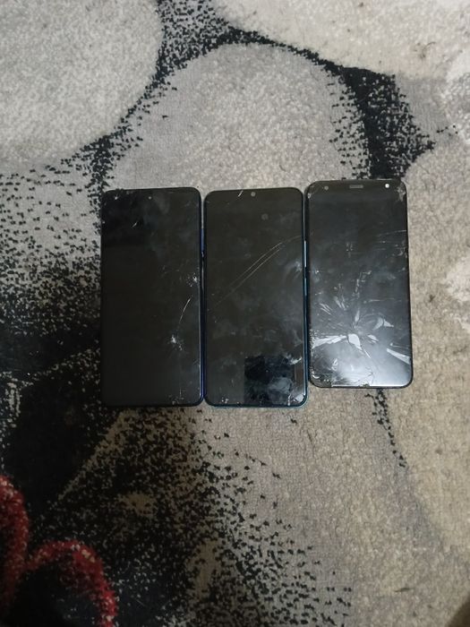 Продам телефоны на запчасти полетела матрица на всех телефонах .