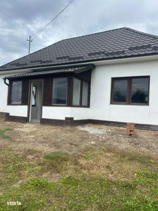 Casa  veche   renovata     pe 1 nivel  comuna  Romanasi