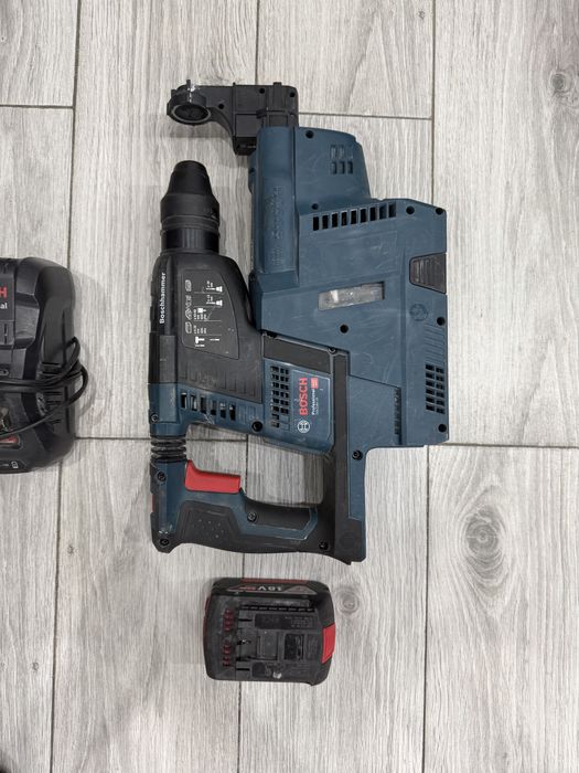 Bormasina Bosch cu aspirator + incarcator si baterie