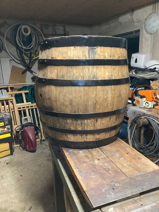 Vind doua butoaie de 100 de litri in stare foarte buna.