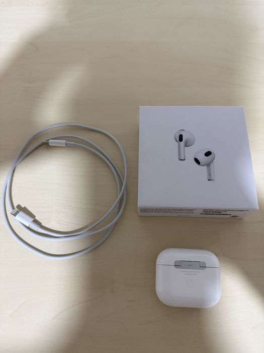 AirPods 3.
