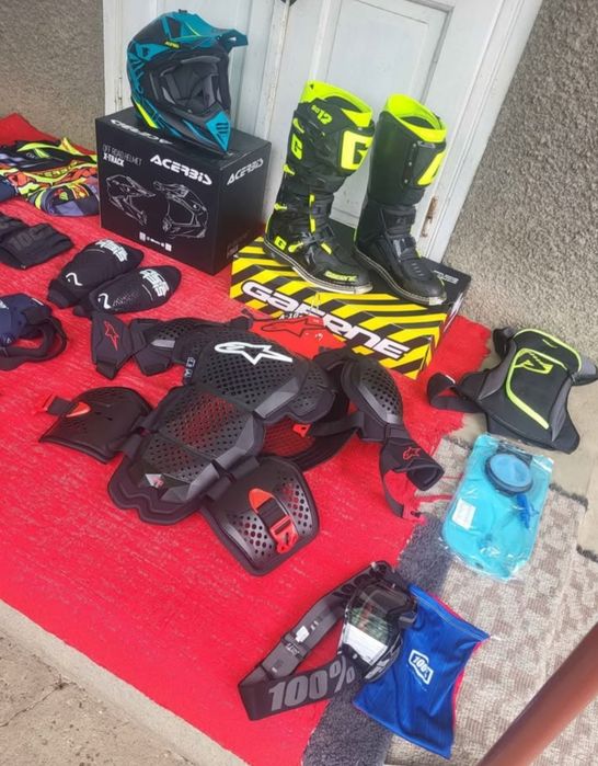 Vând echipament Enduro nou