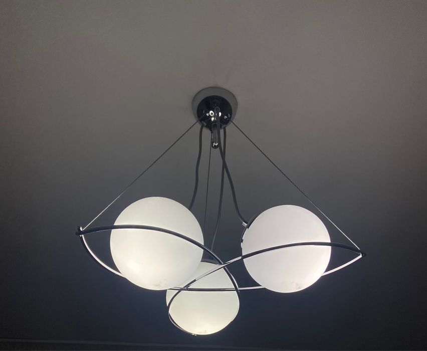 Люстры разные в разных моделях