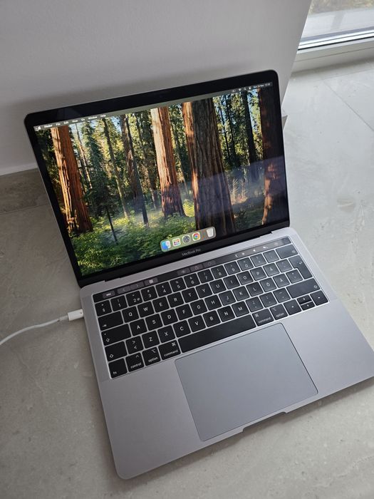 MacBook Pro 13 2019 touch bar, 512 gb ssd, 16 gb Ram, i5