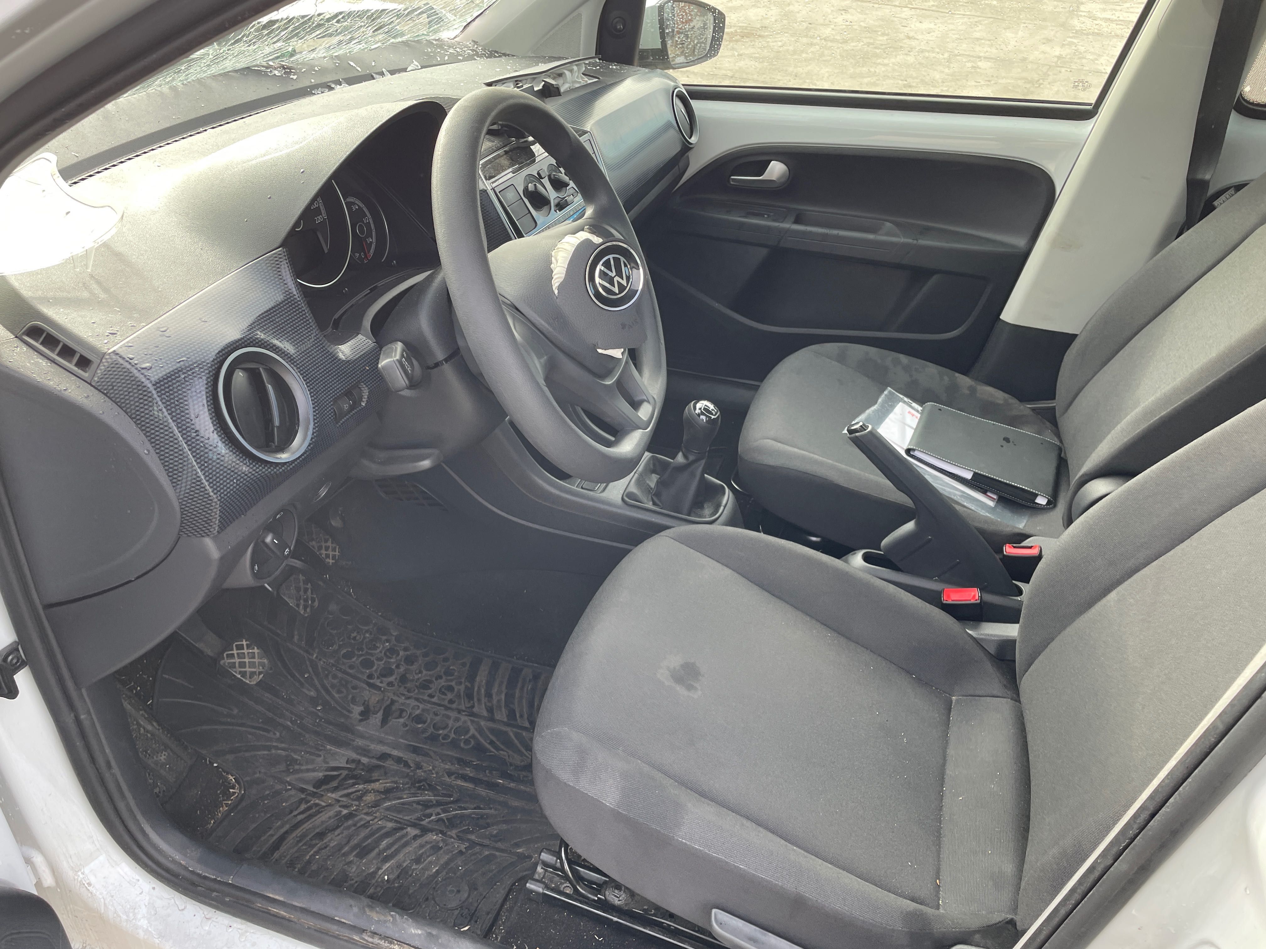 Volkswagen UP 1.0i 65 кс. двигател DSG 30000 км. 5 ск. 2024г.
