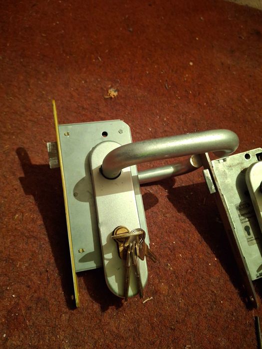 Ială cu broască, clanță și  butuc