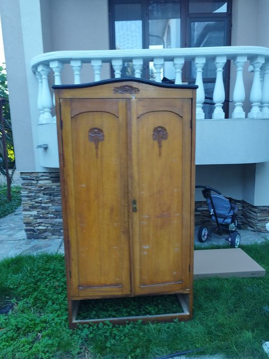 Гардероб с дърворезба