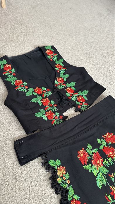 Costum popular stilizat cu motiv floral