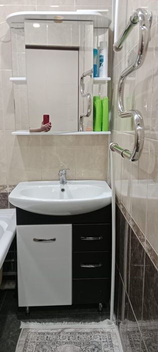 Продам зеркало с тумбой для ванной комнаты